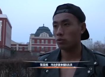 力，又通过细腻的表情刻画传递出角色内心的矛盾与挣扎，成为影片“惊险动作戏”的代表片段。