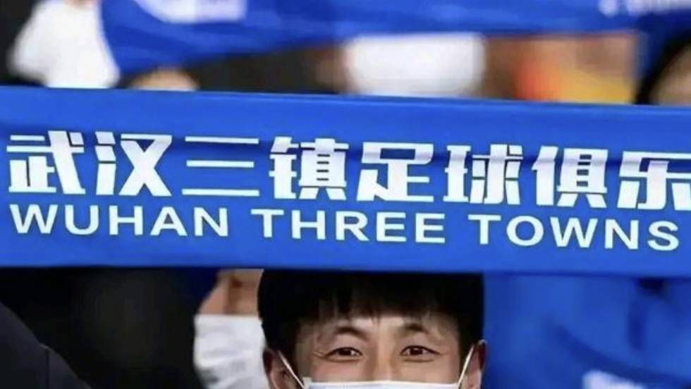 王一博身穿白色t恤，素颜清爽干净，手撑下巴听别人讲话，围读氛围融洽。