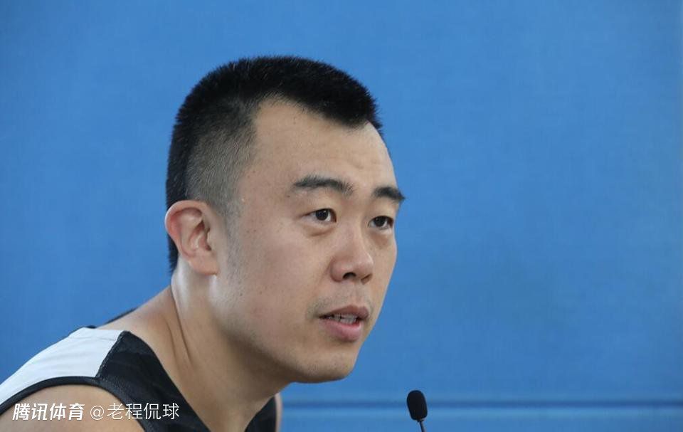“美国队长”的替身演员穿战袍、背盾牌、骑摩托车出现在片场。