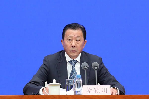 在接受《中国电影报道》专访时，胡伟立分享了他的音乐人生。