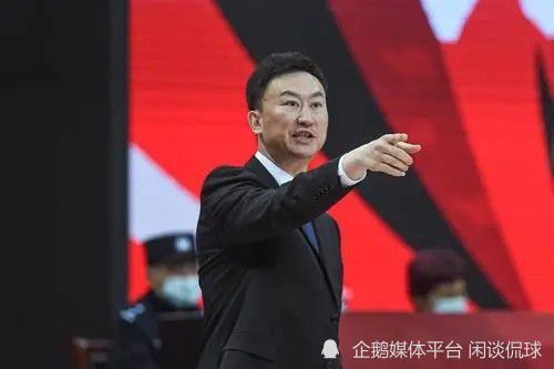 皮特×克鲁尼亮相《双狼》威尼斯首映 时间：2024.The 81th Venice Film Festival），电影《双狼》（Wolfs）首映红毯，影片主创乔治·克鲁尼携妻子阿迈勒·克鲁尼、布拉德·皮特携女友伊内斯·德·拉蒙、艾米·莱安、奥斯汀·艾布拉姆斯悉数亮相。