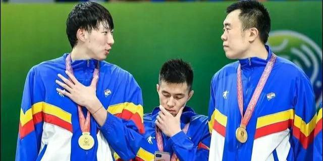 斯坦·李还前来助阵，现场与性感的“佩妮”卡蕾·库科热拥亲吻，“谢耳朵”也身穿西 ​哈萨克斯坦举办