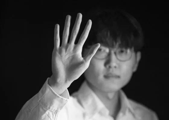休·杰克曼首来华宣传 个人音乐秀获阿汤哥助阵 2013-10-14 10月14日，休·杰克曼来到北京，出席即将在中国上映的《金刚狼2》媒体见面会，这是他首次来京宣传，自然引发众多影迷疯狂前往，媒体竞相报道。