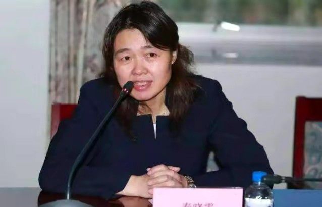女主娜塔丽穿孔雀长裙似仙子，抹红唇优雅女人范。