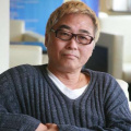 照片中，冯德伦、舒淇夫妇难得同框，两人还穿上了红色系的情侣服，冯德伦靠向身后舒淇怀中，两人俏皮的对镜比耶 冯德伦晒与吴彦祖谢霆锋合影：新鲜过的小鲜肉 2015-09-23 9月23日凌晨，冯德伦在微博中晒出自己和吴彦祖、谢霆锋的旧照，艾特吴彦祖并写道：“哇，新鲜过的小鲜肉啊！！！