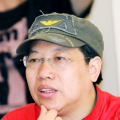 九孔惨遭吴宗宪戏弄 《赛车》中被“骗”剃光头 2009-01-06 《疯狂的赛车》于1月5日在京举办了媒体试映会，主演九孔头顶一头乌黑浓密的头发、身着一套黑色西装搭配白衬衣与导演宁浩一同帅气亮相，其状态与他在《赛车》中半秃头、鼻青脸肿和穿着破烂不堪的睡衣的形象截然相 《疯狂的赛车》导演宁浩称“赛车”一定超过“石头” 2009-01-10 三年前，一部《疯狂的石头》让全国人民领略了导演宁浩的黑色幽默；三年后，“闭门造车”的宁浩带着又一部疯狂系列《疯狂赛车》杀回银幕，并将于1月20日上映。