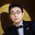 近日，电影《过家家》发布“有爱就是家”口碑短片与“还好有你们”角色海报温暖上线，以极致泪点承载暖心内核，用角色羁绊诠释家的真谛，邀每一位观众在泪水中洗涤心灵，在陪伴中 张韶涵献唱《过家家》主题曲 成龙陪你温暖过冬！