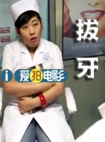 从片场环境和演员着装来看，当天拍摄的是一场战争戏，朱莉一会儿和演 朱莉《坚不可摧》发布剧照 日本战俘营场景曝光 2014-02-17 安吉丽娜·朱莉第二部担任导演的影片《坚不可摧》日前公布了多张剧照，日本战俘营的场景随之曝光。