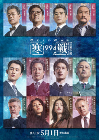 亨利·卡维尔到达后看到粉丝显得十分惊讶，露出“三层式”抬头纹，稍后调整好表情的他亲切与粉丝合影显得非常亲和。