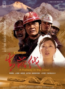 今年7月，玛格特·罗比与丈夫汤姆·阿克雷日前在科莫湖度假，被拍到穿露脐装出门秀出隆起的腹部。