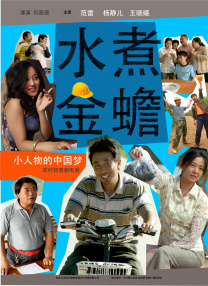 黑色大卷发随意披在肩上，有点乖乖女的味道。
