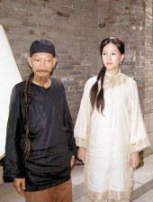 近千名粉丝将台北松山机场围得水泄不通，当前田走出机场那一刻现场爆 AKB48女星饰演实习护士 前田敦子为新片祈愿 2013-05-10 5月9日，原AKB48成员人气女星前田敦子与成宫宽贵携手亮相位于东京元赤坂的寺院“丰川稻荷东京别院”，为二人主演的恐怖新片《黑百合住宅区》祈愿大卖。