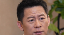 多组造型出镜抢眼 2020-07-15 日前，张艺兴曝光一组时尚大片，照片中张艺兴身着多组造型出镜，时尚表现力不俗。