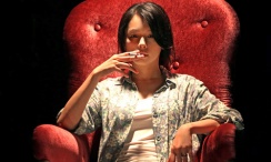 小影星雅各布·特伦布莱身着红色西服套装到场出席，他为粉丝签名、互动，举手投足星范十足。