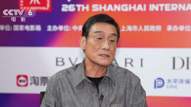 米兰达的造型则参考了卡尔·拉格斐式的制服风格。