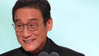 宋慧乔身穿精致裁剪西装外套，内搭淡蓝色针织衫，绿灰色短裙搭配时下最流行的红色系丝袜，勃艮第红色与灰色系着 女明星的梦幻联动！